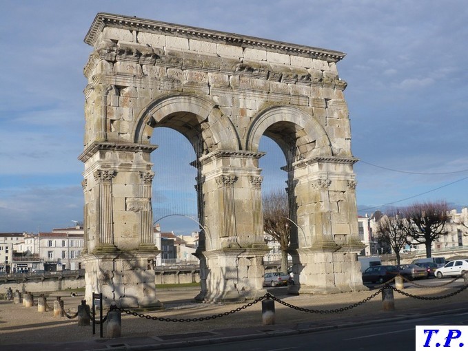 Saintes en Charente-Maritime arc de triomphe gallo-romain